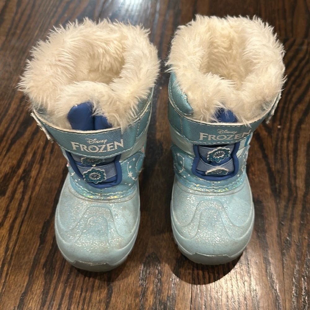 Frozen girls snow boots size 7